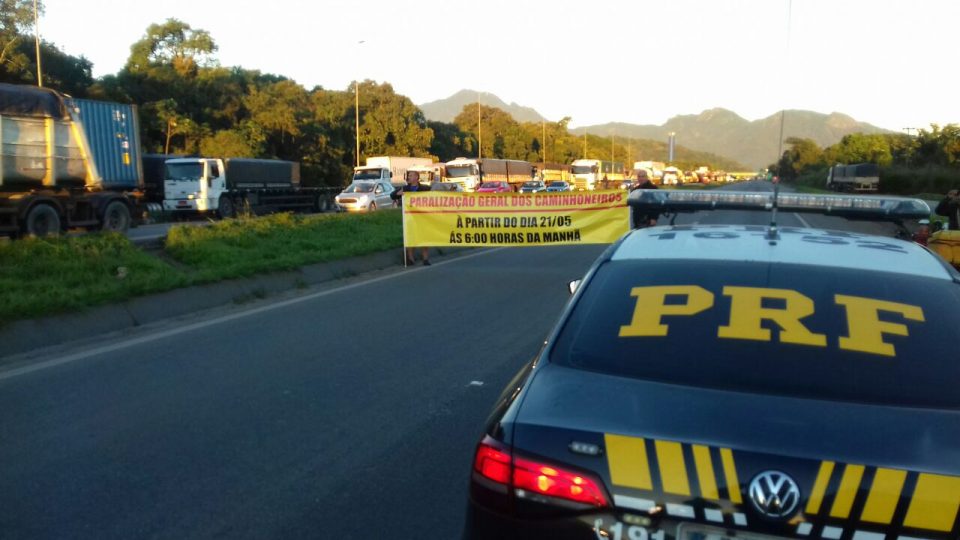 Caminhoneiros bloqueiam 6 rodovias do Paraná de forma parcial