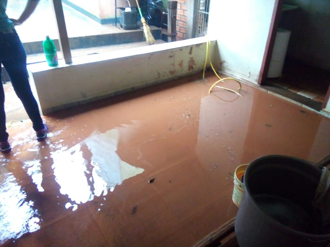 Família tem casa inundada em Bandeirantes