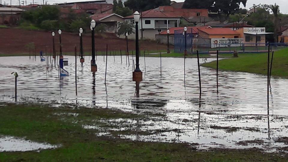 Parque do Povo fica alagado após fortes chuvas em Bandeirantes