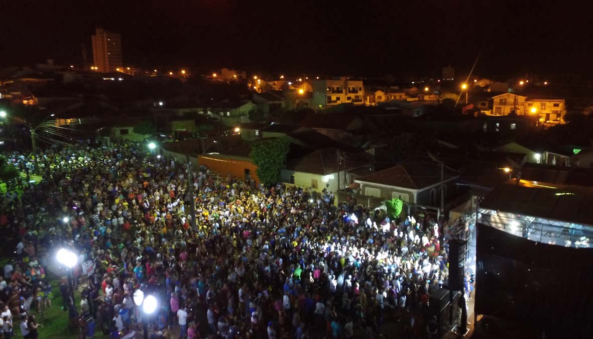 População de Bandeirantes comparece em massa a show com Banda Oz em comemoração ao Aniversário da Cidade
