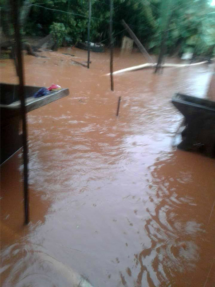 Chuva provoca alagamentos em Cambará
