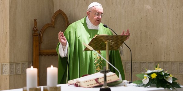 Papa diz que oração de louvor é mais difícil, mas dá alegria
