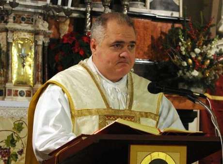 Padre italiano afirma ser pedófilo e se enforca na sacristia