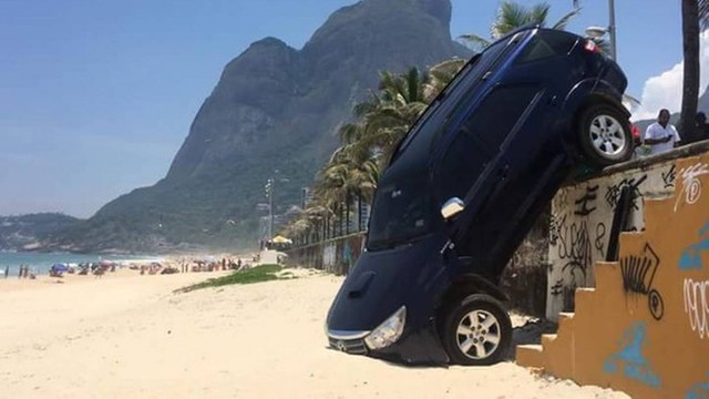 Filho de Marcello Novaes e Letícia Spiller derruba carro em praia do Rio