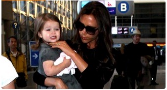 Victoria Beckham desembarca com os filhos em Los Angeles e exibe magreza
