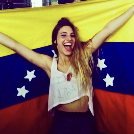 Anitta grava vídeo com youtuber colombiana; veja!