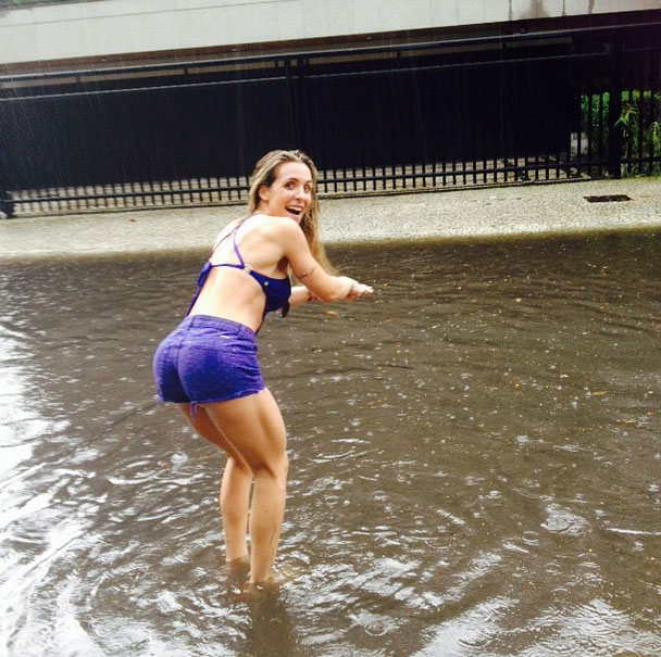 De shortinho e top, Joana Machado ameaça dar mergulho em rua alagada