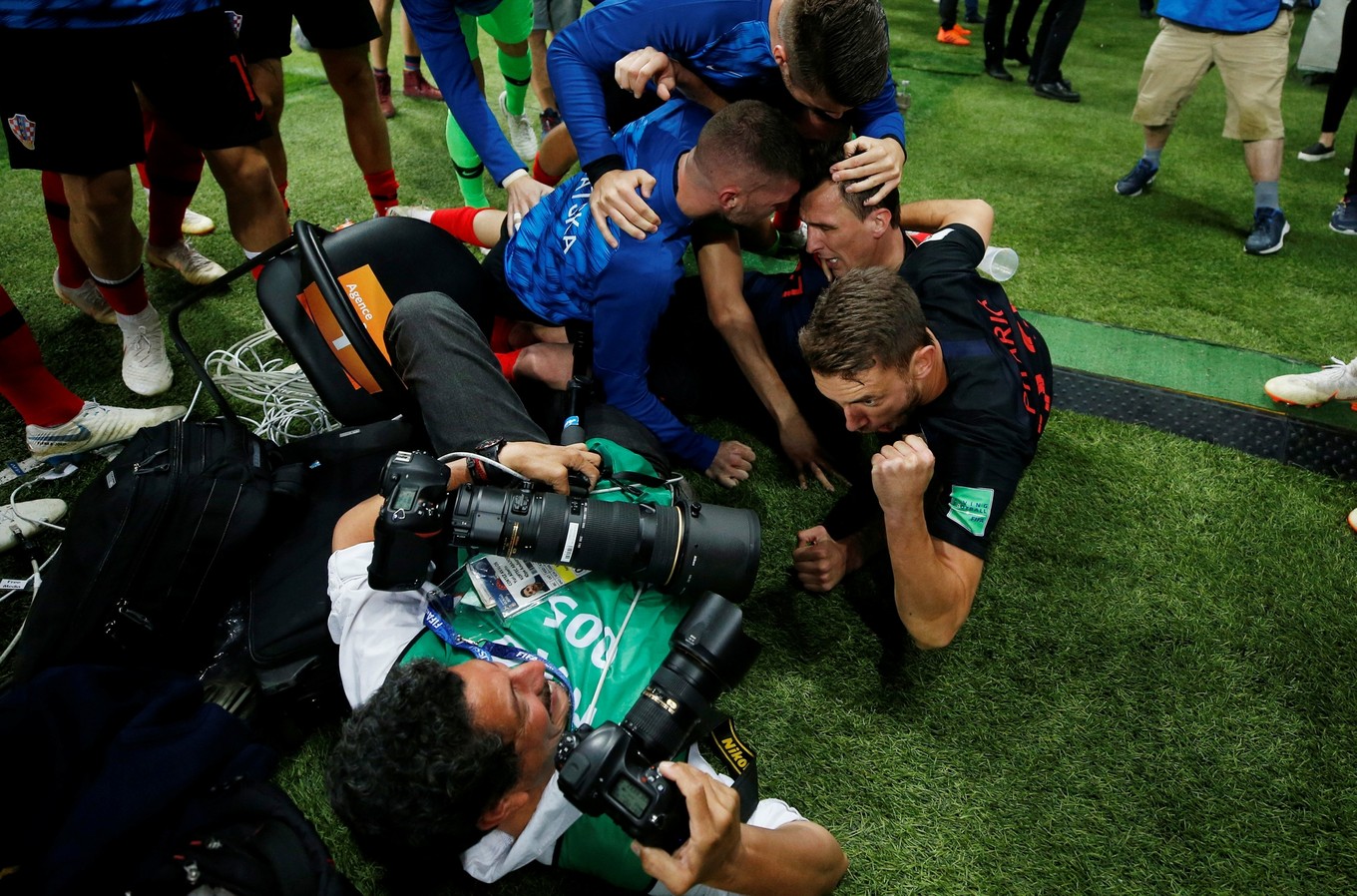 RETRATO PARA A HISTÓRIA: Fotógrafo salvadorenho conta como foi atropelado durante comemoração do gol croata na semifinal da Copa; veja as fotos que ele tirou, caído no chão 