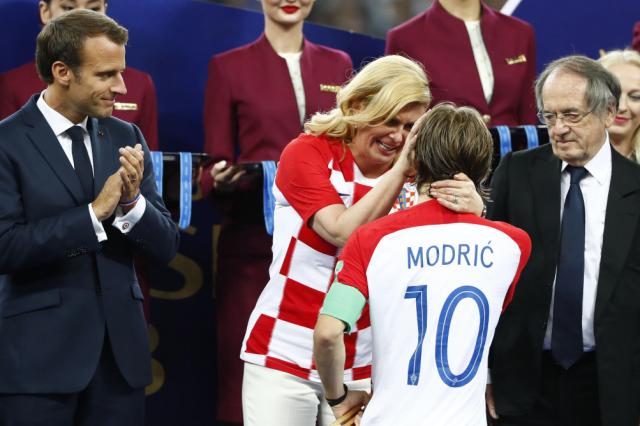 Encharcada, mas sorridente, presidente da Croácia conquista fãs na Copa