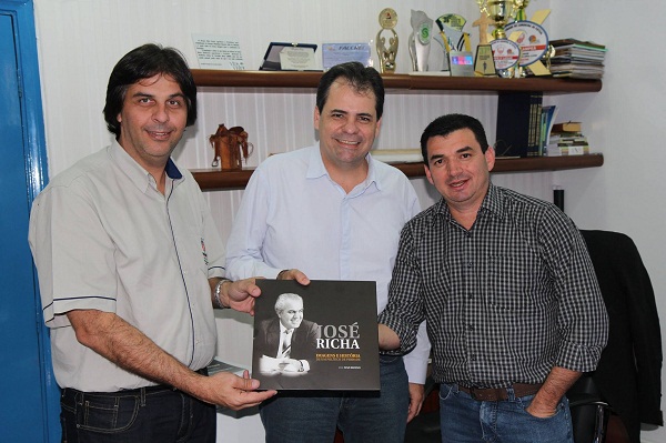 Prefeito Fred é presenteado  com livro sobre a trajetória do ex-governador José Richa