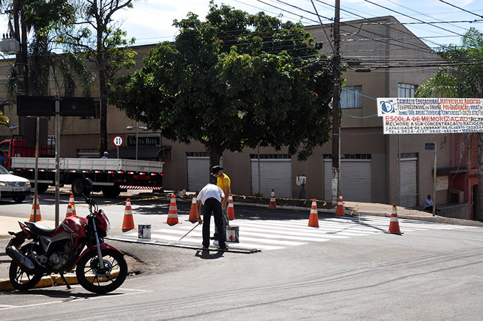 Prefeitura sinaliza centro com faixas de pedestre