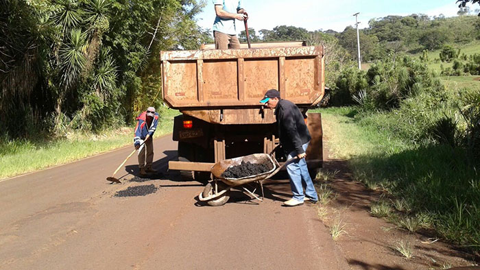 Rodovia e Distrito de Congonhas recebem operação Tapa Buraco 
