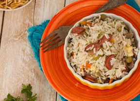Junte as sobras e faça um arroz temperado prático e saboroso para o almoço