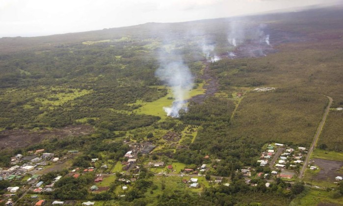 Lava de vulcão havaiano está a 60 metros de casas
