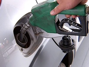 Mantega diz que gasolina deve subir ainda neste ano