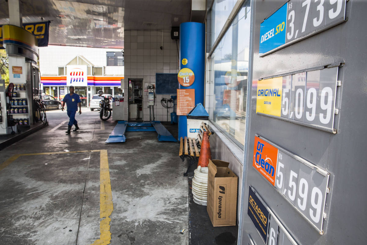 Apesar de queda nas refinarias, gasolina mantém alta nos postos