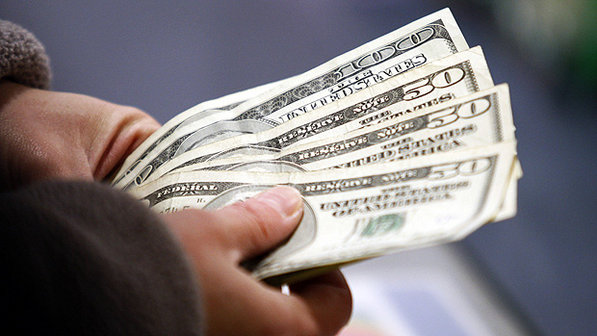 Dólar opera em alta e volta a passar de R$ 3,20, de olho em cena política