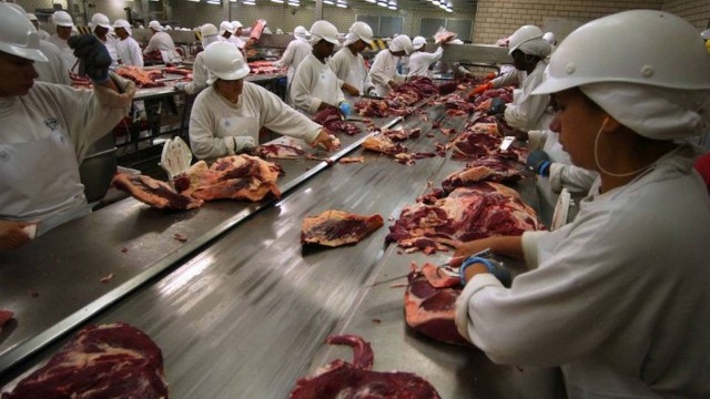 "DESASTRE": Ministério suspende exportação de 21 frigoríficos investigados na Carne Fraca