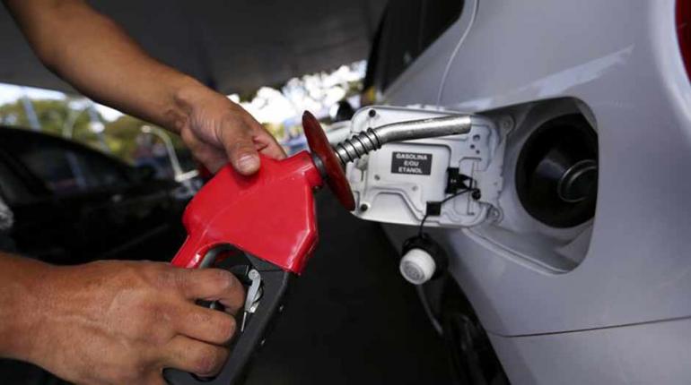 Redução Após semana com preço estável, Petrobras volta a baixar gasolina