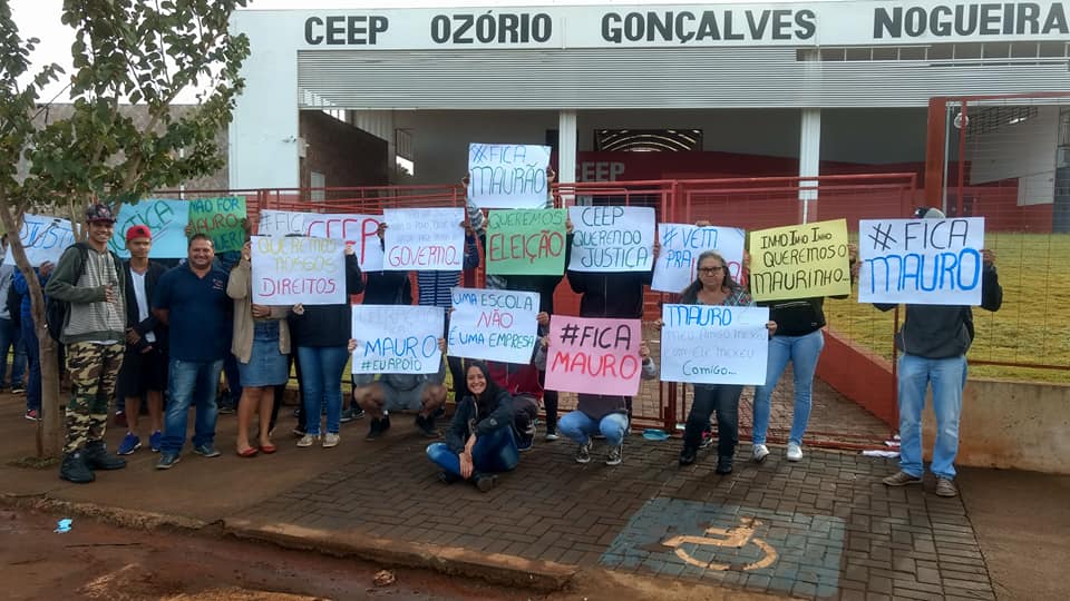 Alunos do Ceep Bandeirantes de Bandeirantes, manifestam contra saída de diretor