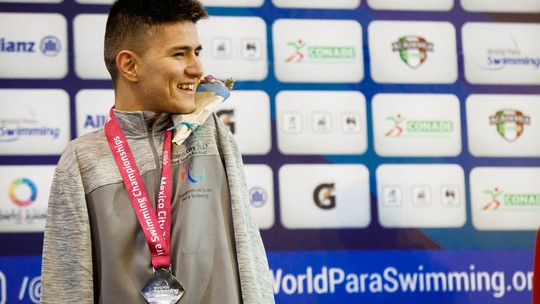Afegão se torna o 1º refugiado medalhista em Mundiais Paralímpicos
