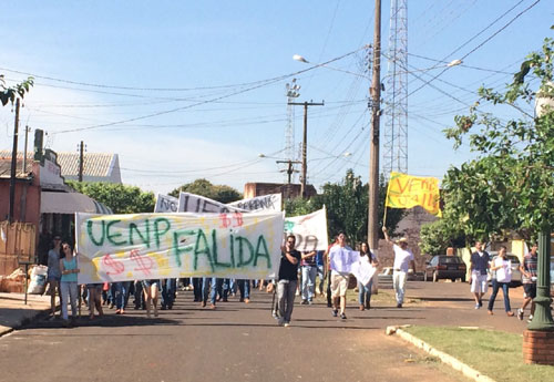 Sem recursos para manutenção, alunos paralisam universidade estadual no Norte do Paraná