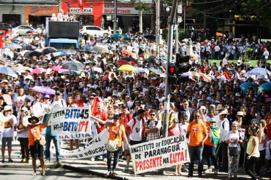 Marcha dos Professores Reune Milhares no Centro de Curitiba