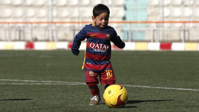 Famoso por usar camisa de plástico de Messi, pequeno afegão ganha uniforme do Barcelona
