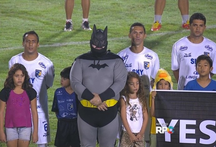 Batman fora de forma chama atenção no jogo entre Foz do Iguaçu e Coritiba