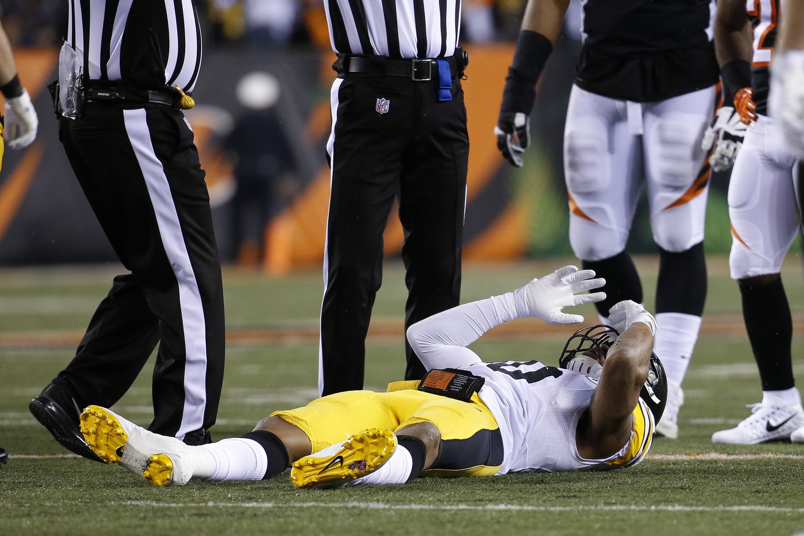 Atingido por  "tackle ", astro da NFL é internado sem mexer as pernas