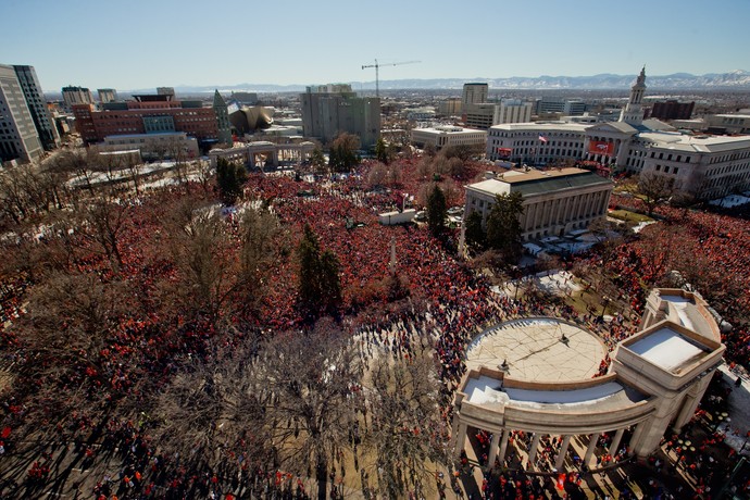 Multidão de fãs vai às ruas de Denver receber campeões do Super Bowl 50