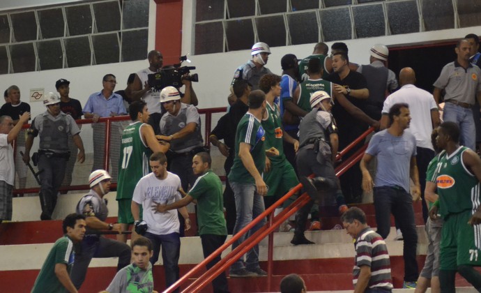 Jogadores de basquete do Palmeiras brigam com torcida rival