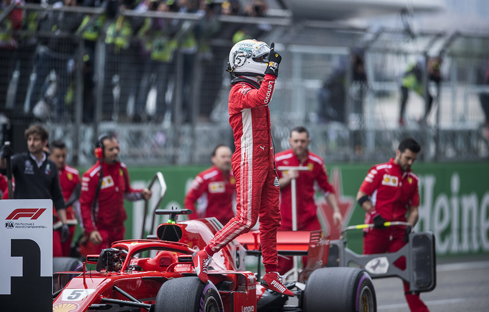Vettel crava pole no apagar das luzes e bate recorde na China
