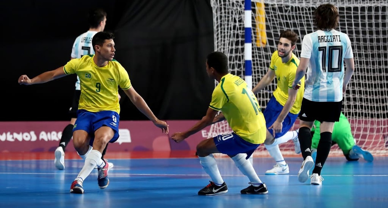 Brasil cala ginásio lotado, vence a Argentina e vai à final do futsal em Buenos Aires