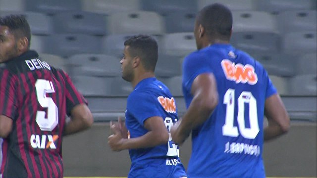 Cruzeiro vence o Atlético-PR e impede aproximação do São Paulo