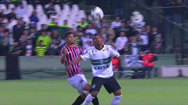 Ex-Londrina marca duas vezes e Coritiba vira sobre São Paulo