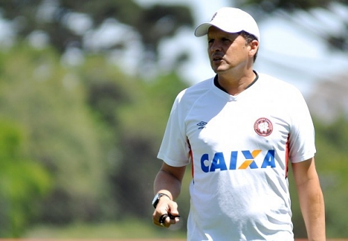 Atlético-PR renova com Claudinei Oliveira por mais um ano