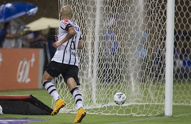 De volta ao G4! Em noite de golaços, Corinthians bate o Vitória e fica mais perto da Libertadores