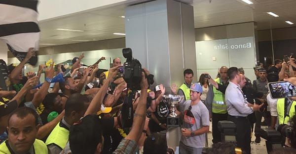 Mineirinho é recebido com tumulto e gritos de "vai, Corinthians"