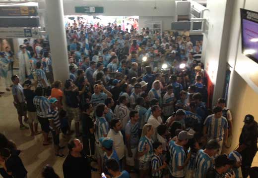 Vice-campeão da Série C: Torcida do Londrina lota aeroporto e surpreende jogadores