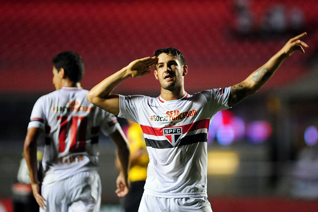 Com 2 de Pato, São Paulo se reabilita na Libertadores com goleada no Morumbi