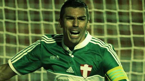 Palmeiras supera goleada, bate Vitória e deixa lanterna
