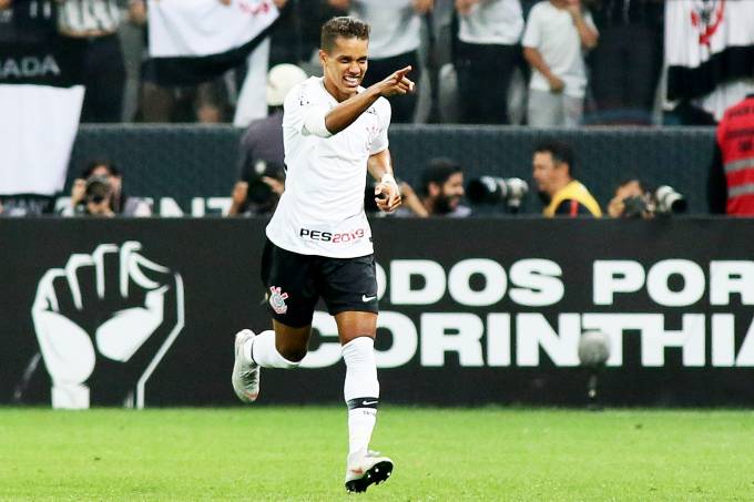 Pedrinho decide, Corinthians despacha Fla e vai à final da Copa do BR