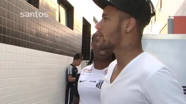 Em visita ao CT do Santos, Neymar brinca com Vladimir: â€œSempre deitava neleâ€