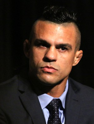 UFC propõe disputa de título interino dos médios contra Lyoto e Vitor recusa