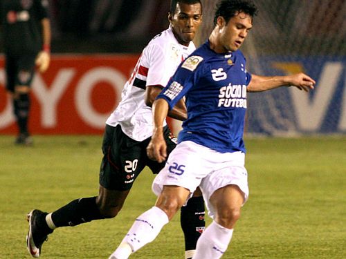 Cruzeiro bate o So Paulo e fica perto da semi