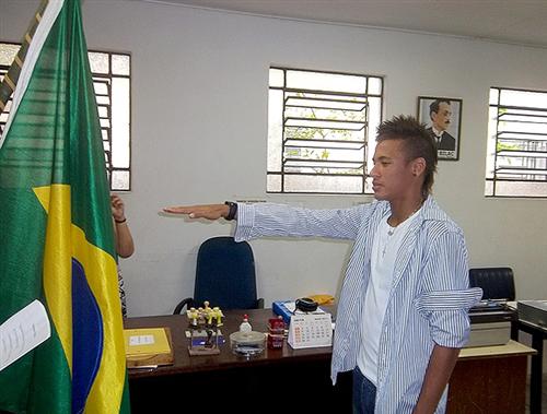 Liberado do ExÃƒÂ©rcito, Neymar presta juramento ÃƒÂ  bandeira
