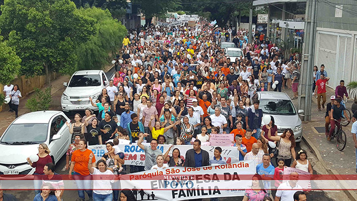 Manifesto pela família reune centenas de pessoas em Rolândia