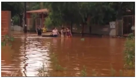 Cinco famílias foram retiradas de suas casas na tarde desta terça-feira em Jataizinho, após transbordamento do Rio Tibagi, vÃ­deo