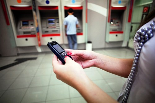 Prefeito de Londrina sanciona lei que proíbe uso de celular em bancos